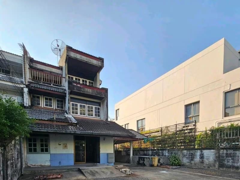 5 Bed Townhouse for Sale in Watthana