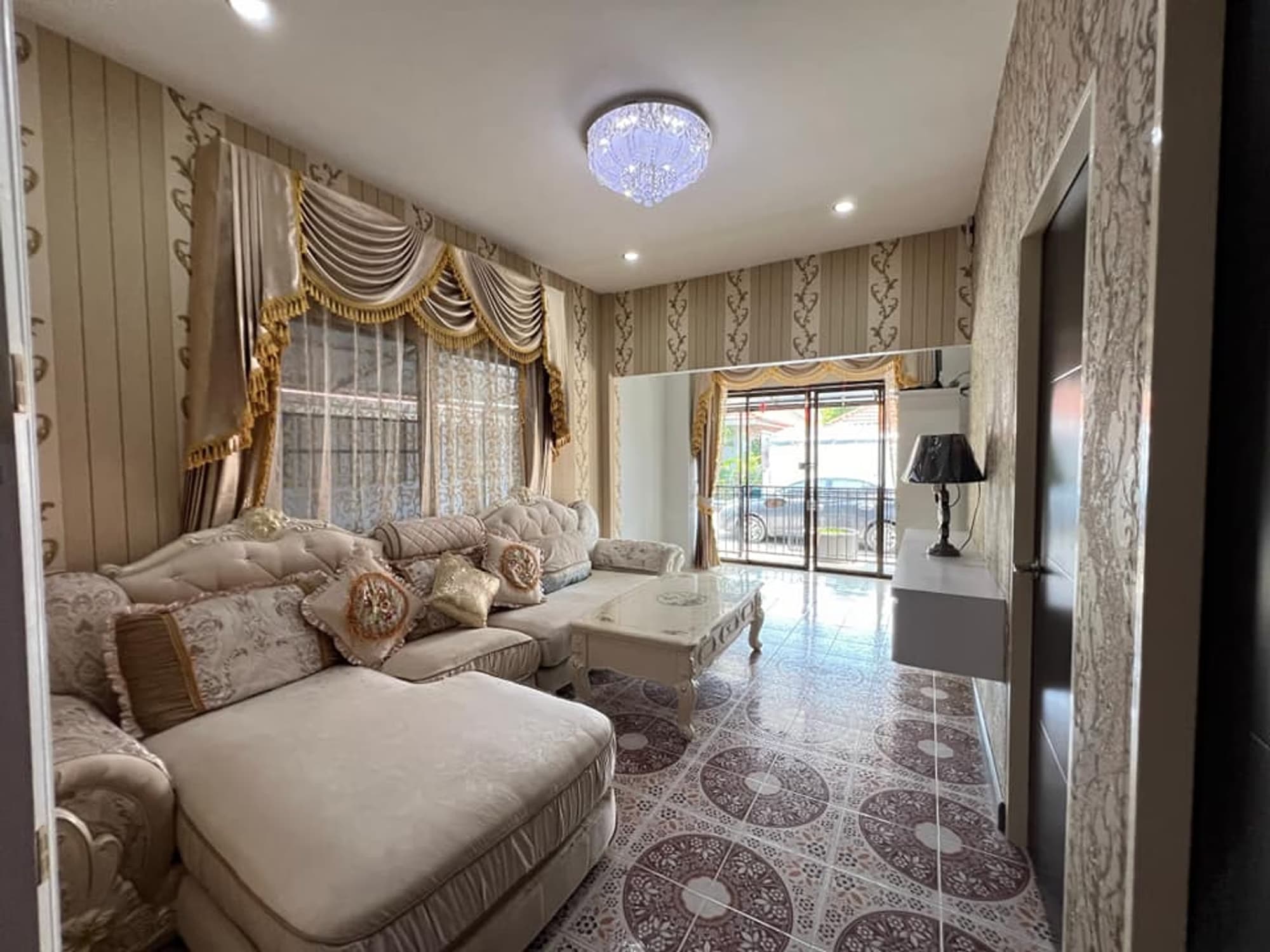 5 Bed House for Rent in Saraphi - Image 3