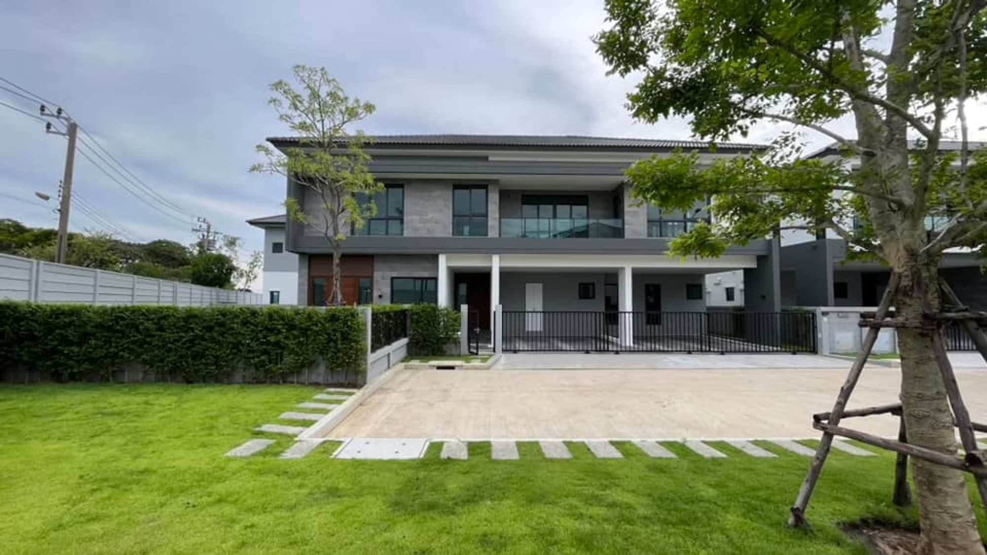5 Bed House for Sale in Bang Phli - Image 1