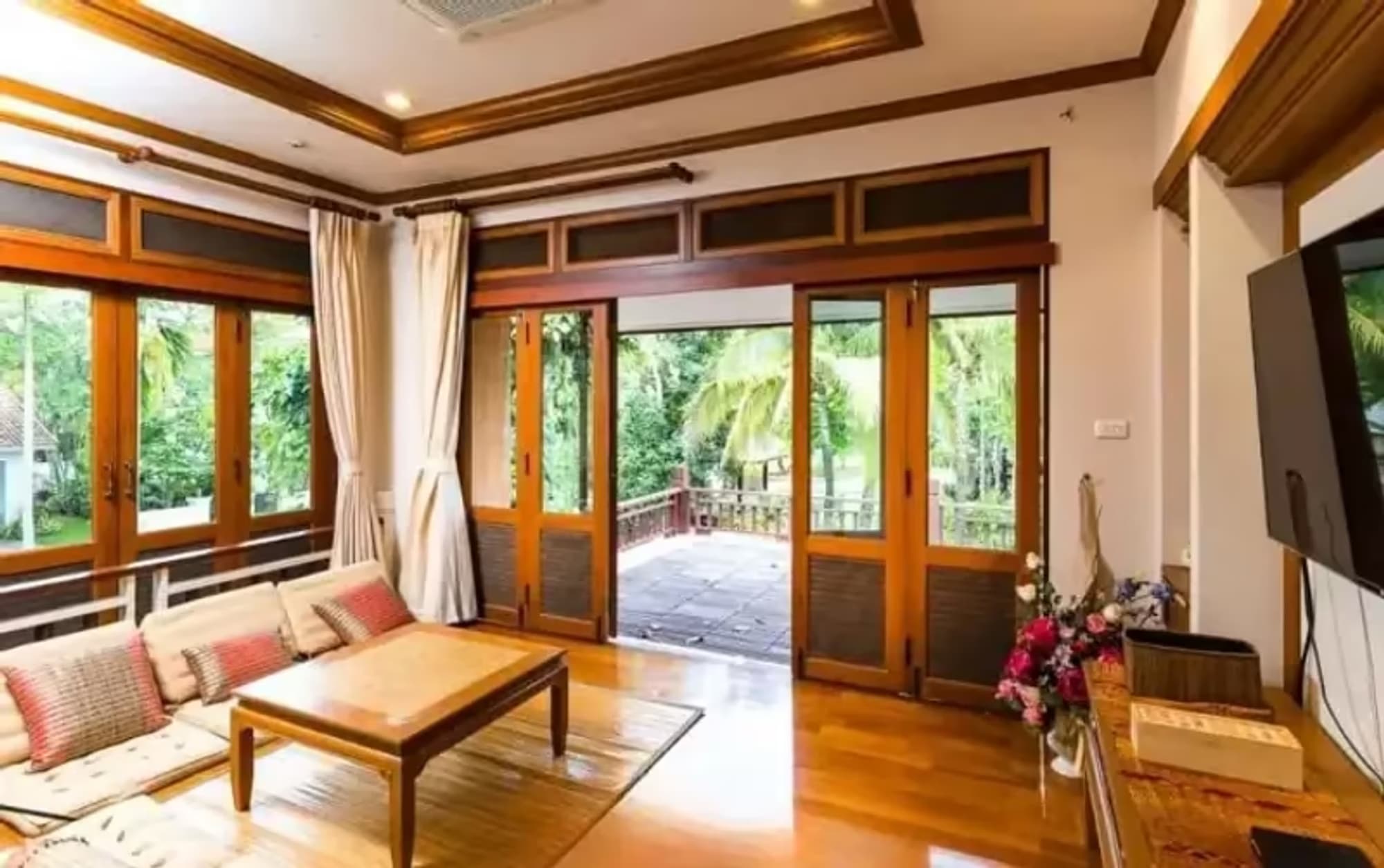 6 Bedroom House - Image 2