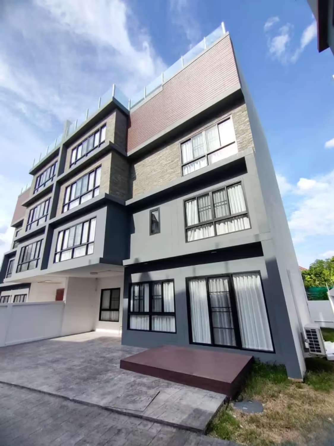 5 Bedroom House - Image 2