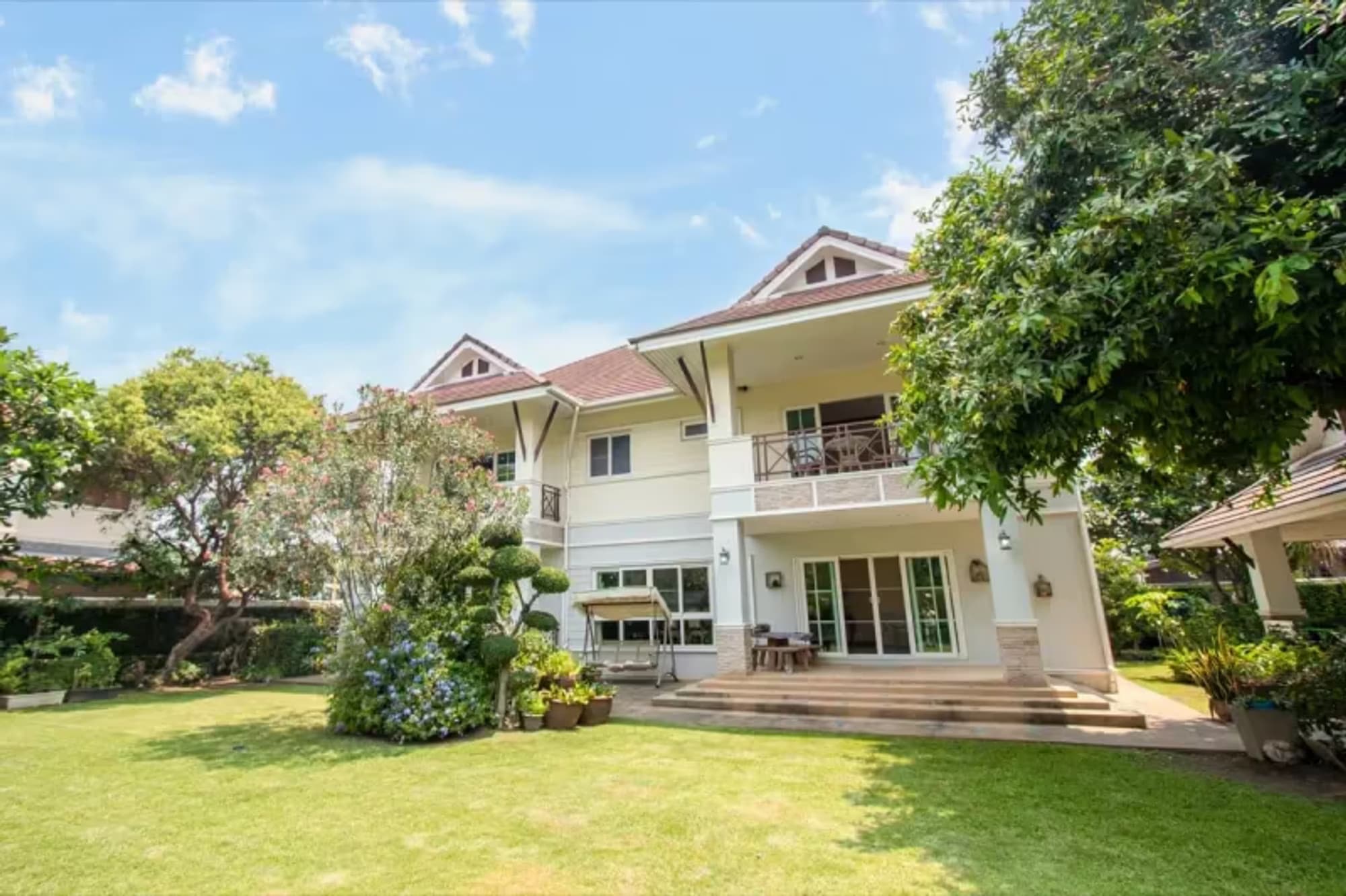 6 Bedroom House - Image 1