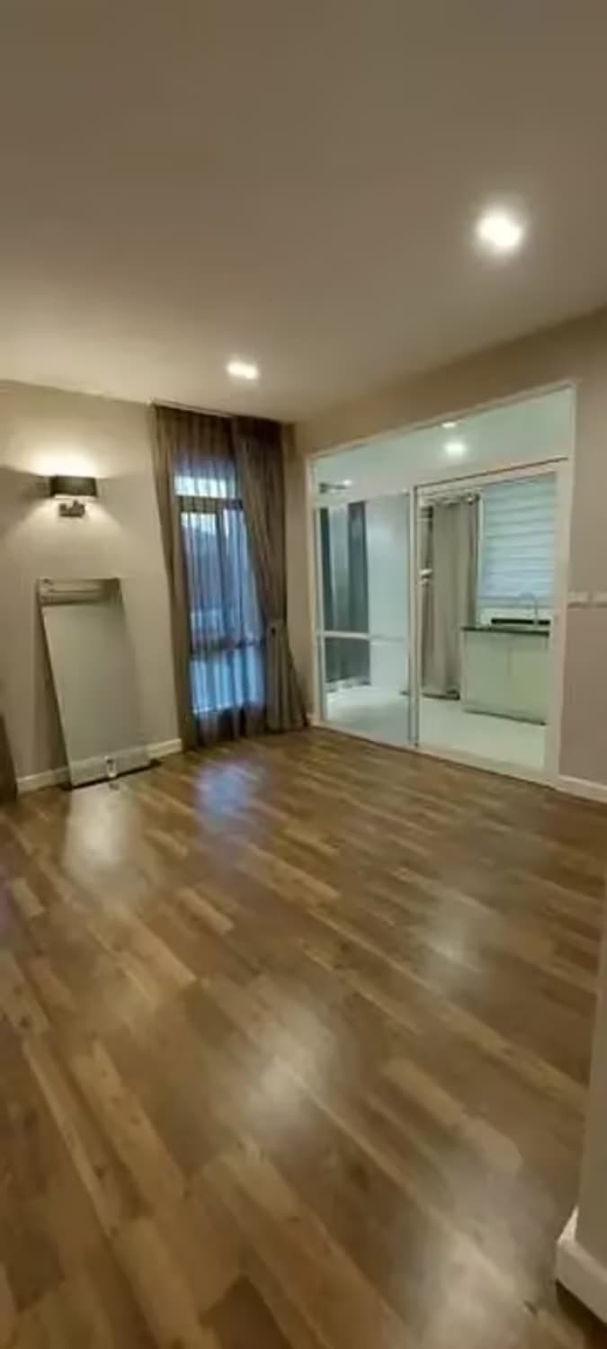 5 Bedroom House - Image 1