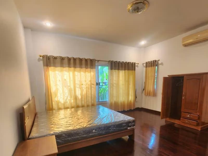 5 Bed House for Rent in Mueang Chiang Mai