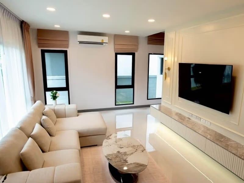 5 Bed House for Rent in Bang Phli