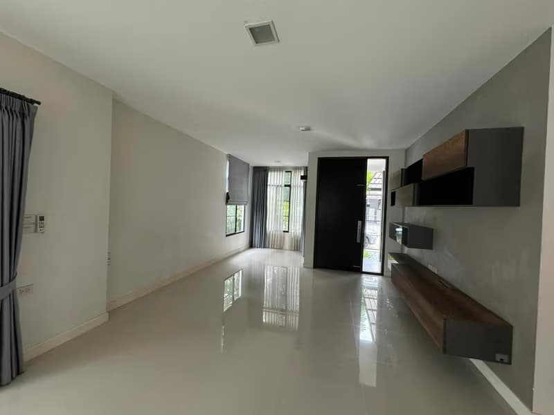 3 Bed House for Rent in Bang Phli