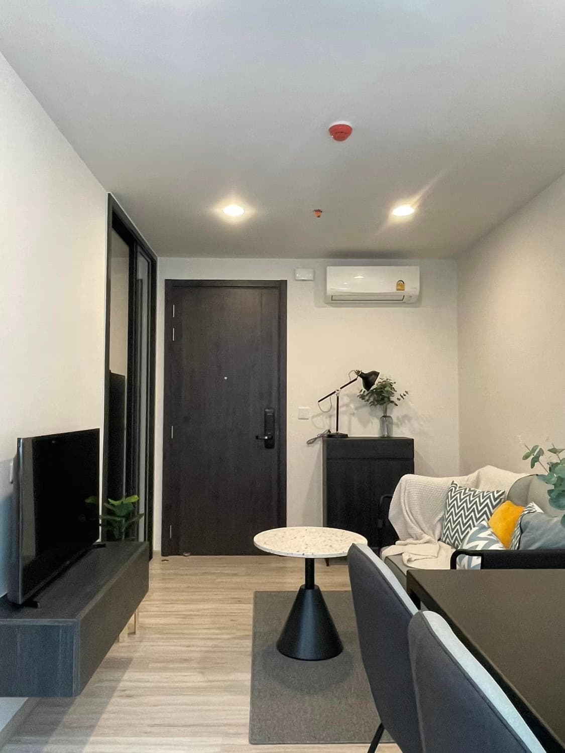1 Bed Condo for Sale  Near Huai Khwang MRT - Image 2