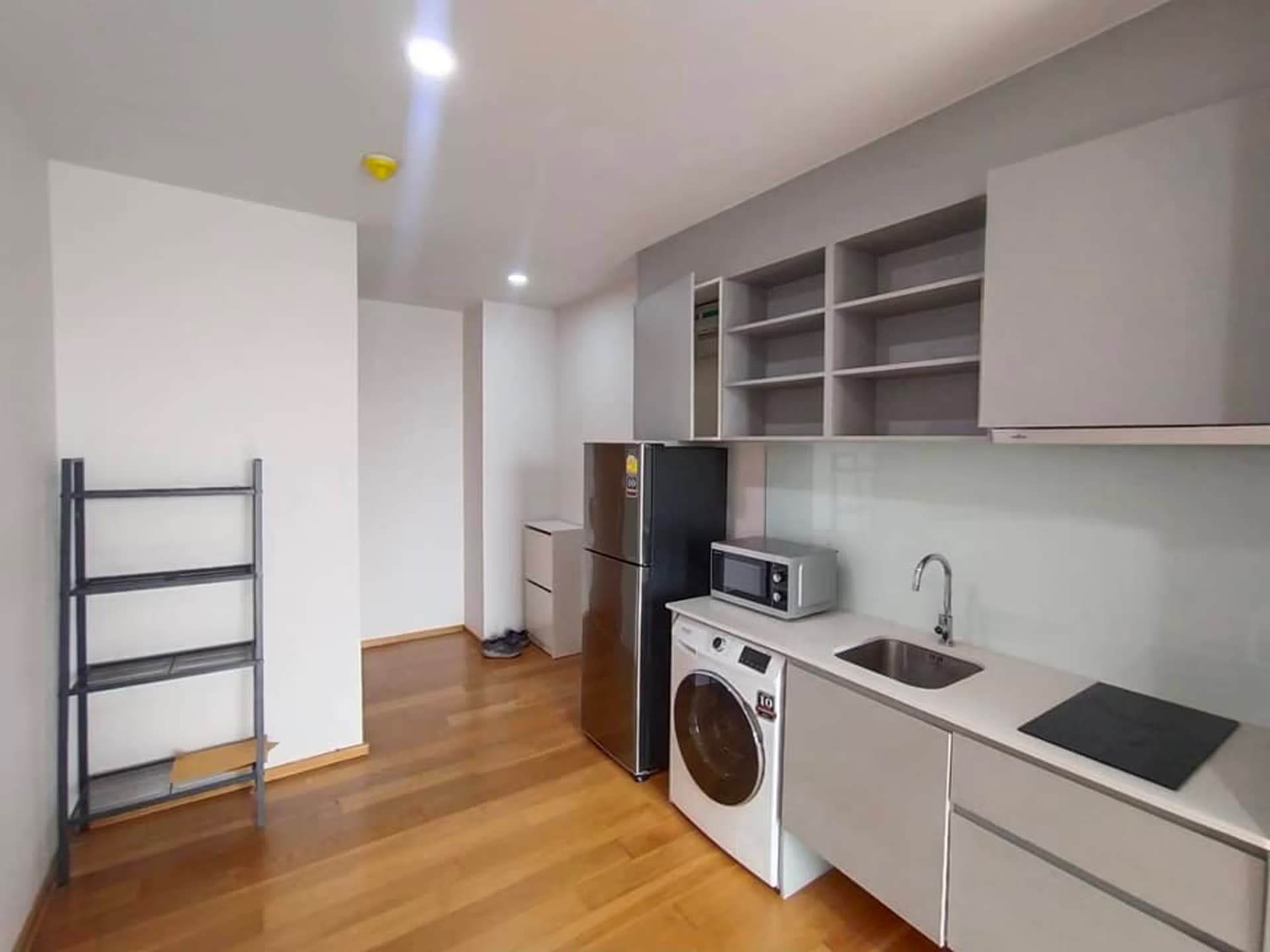 1 Bed Condo for Rent  Near Surasak BTS - Image 3