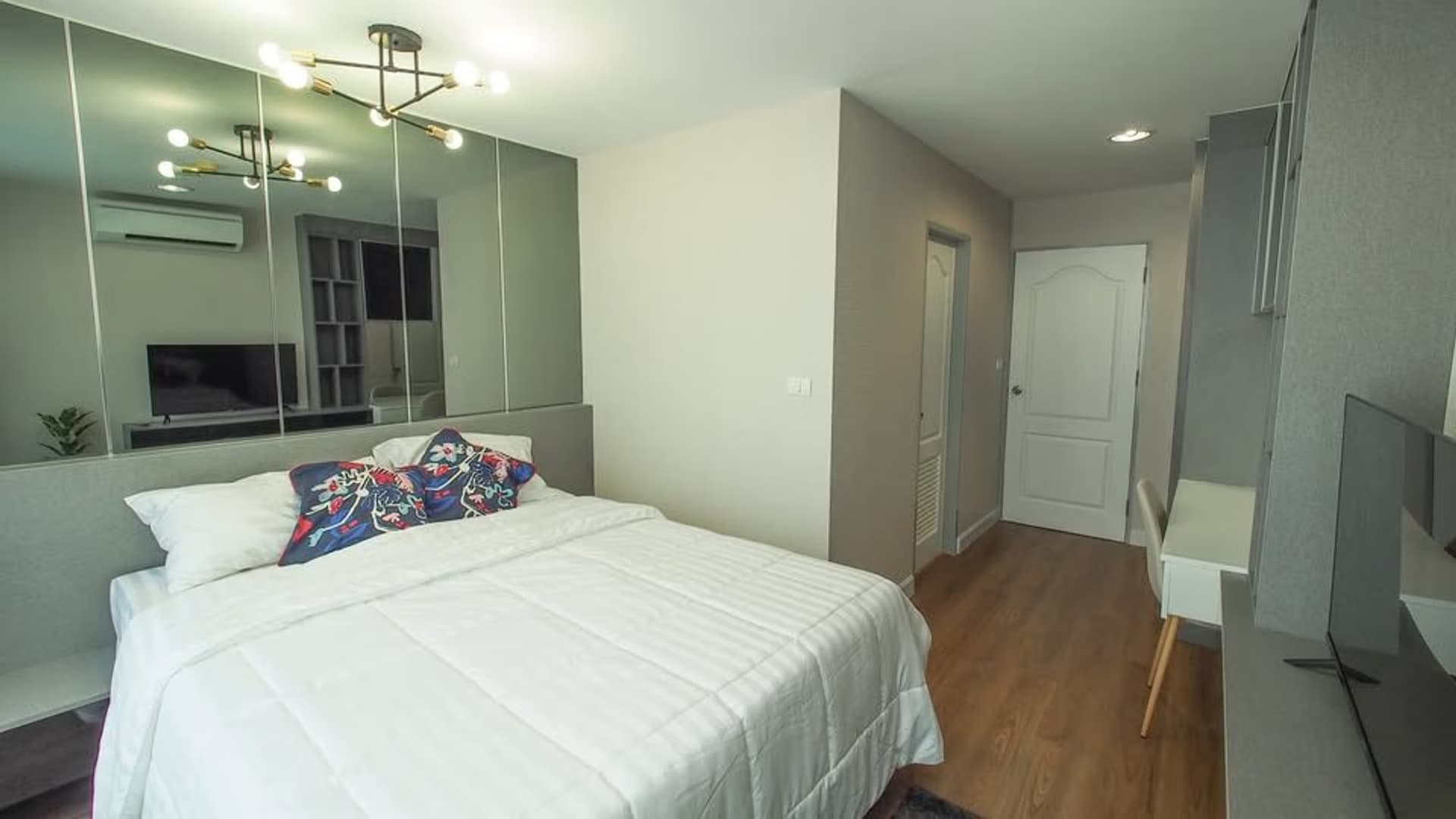 4 Bed Condo for Rent in Khlong San - Image 10