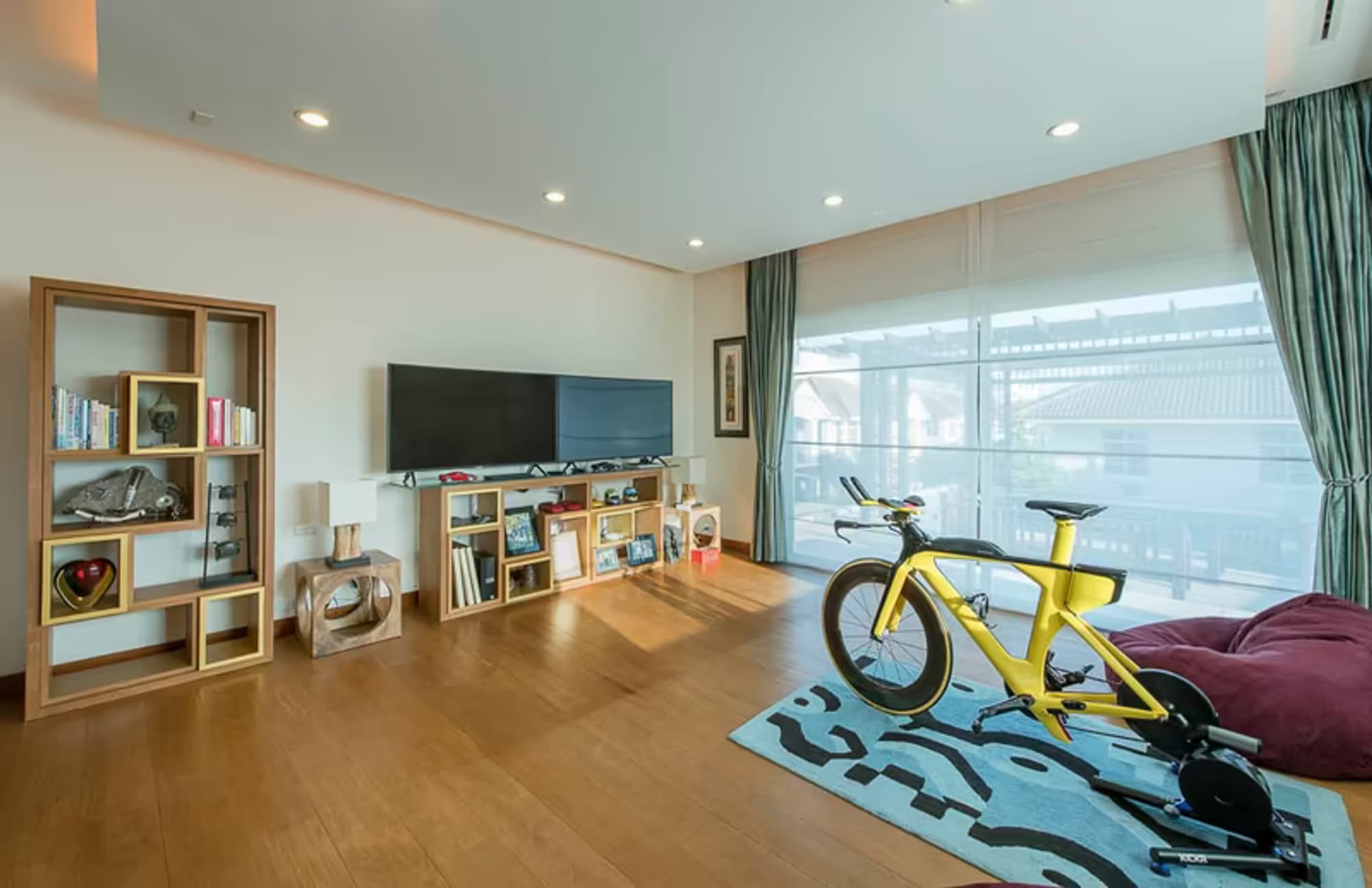 Luxury Home w/ Gaggenau Kitchen and High-end Home Theatre. - Image 3