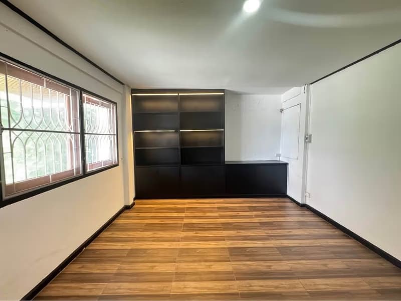5 Bed House for Rent in Suan Luang