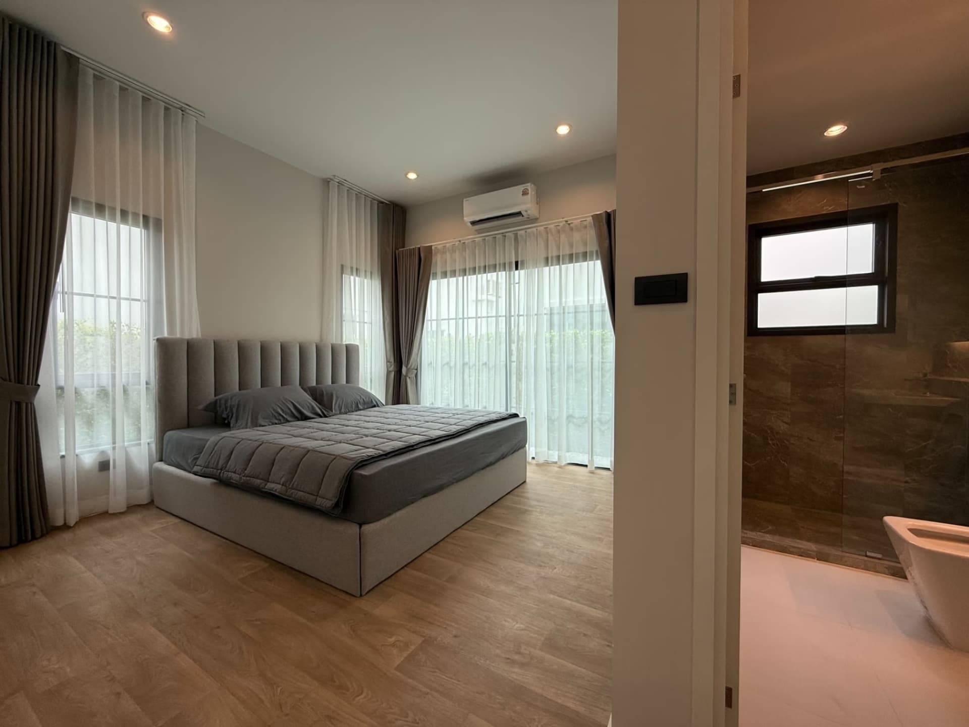 4 Bed House for Rent and Sale in Bang Phli - Image 16