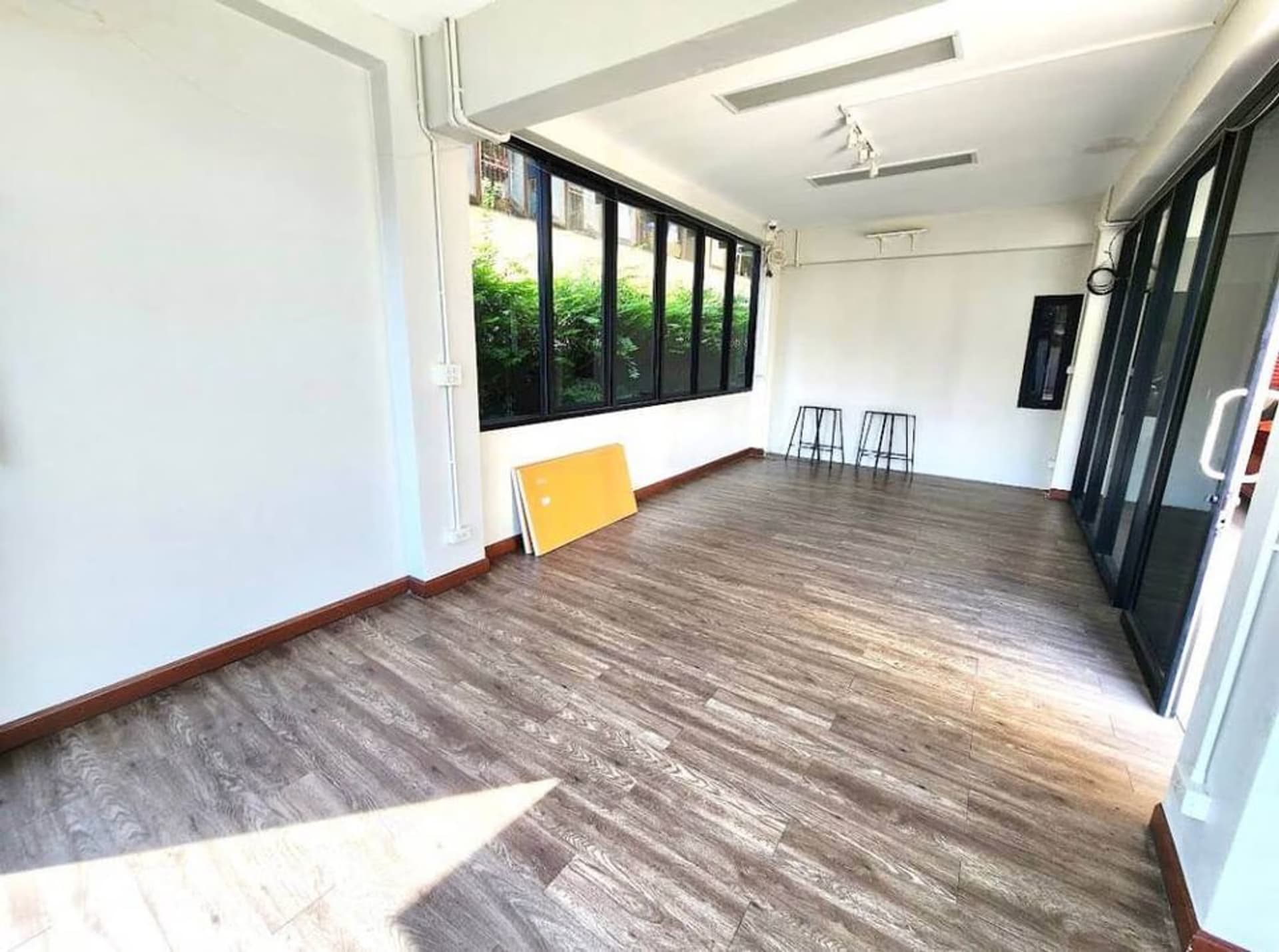 3 Bed Commercial for Rent and Sale in Din Daeng - Image 3