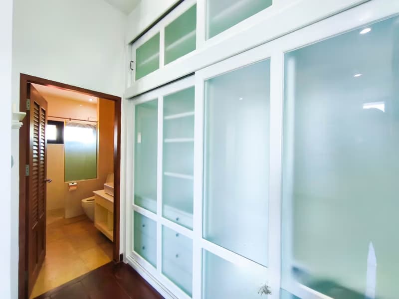 7 Bed House for Rent in Saraphi District