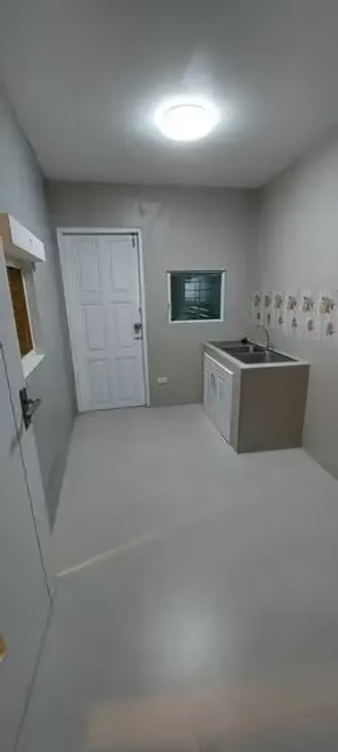 5 Bedroom House - Image 14