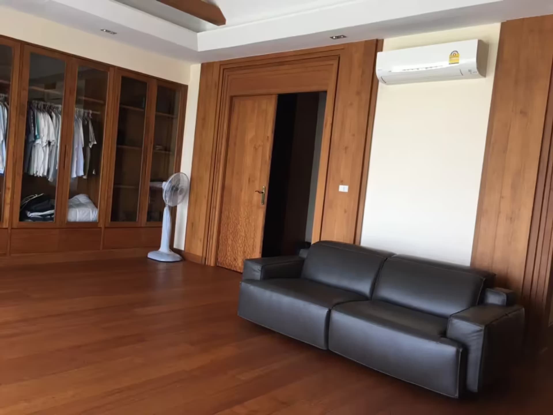 6 Bedroom House - Image 15