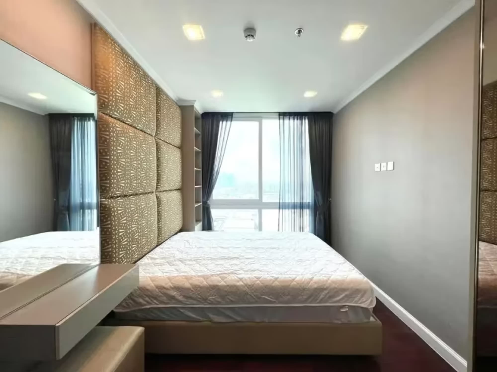 1 Bedroom Condo - Image 1
