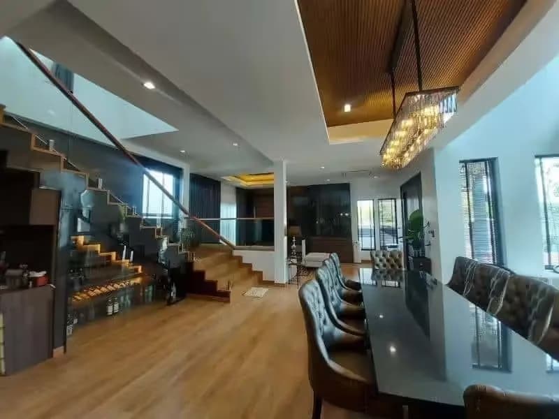 9 Bedroom House