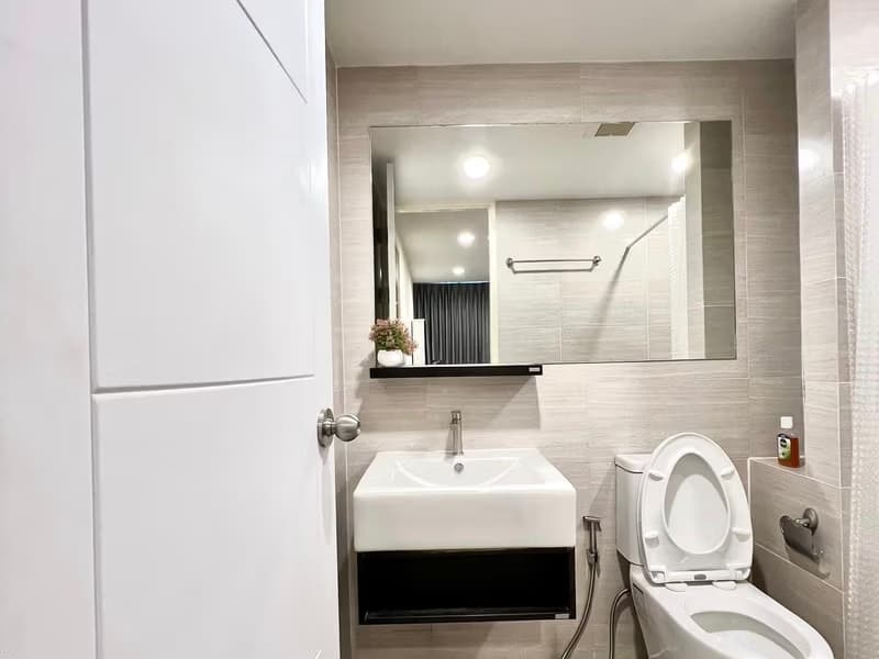 2 Bed Condo for Rent and Sale  Near Hua Mak ARL