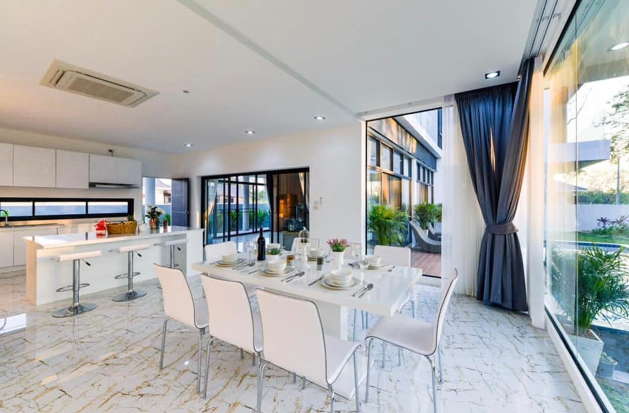 6 Bedroom House - Image 22