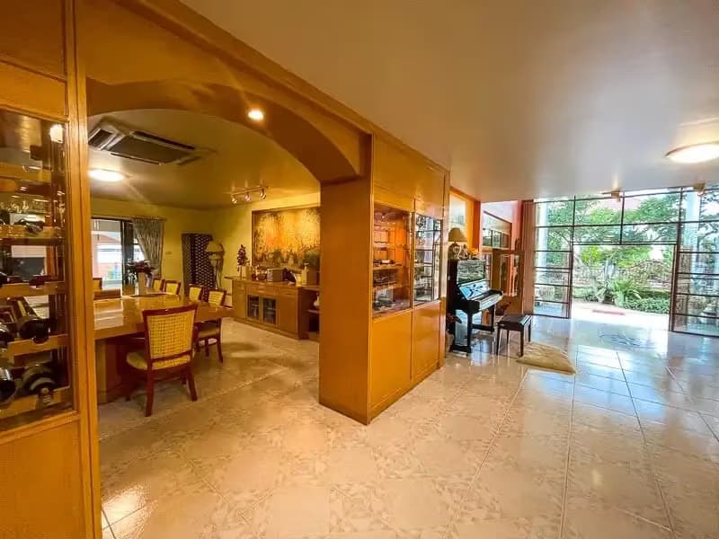 5 Bedroom House