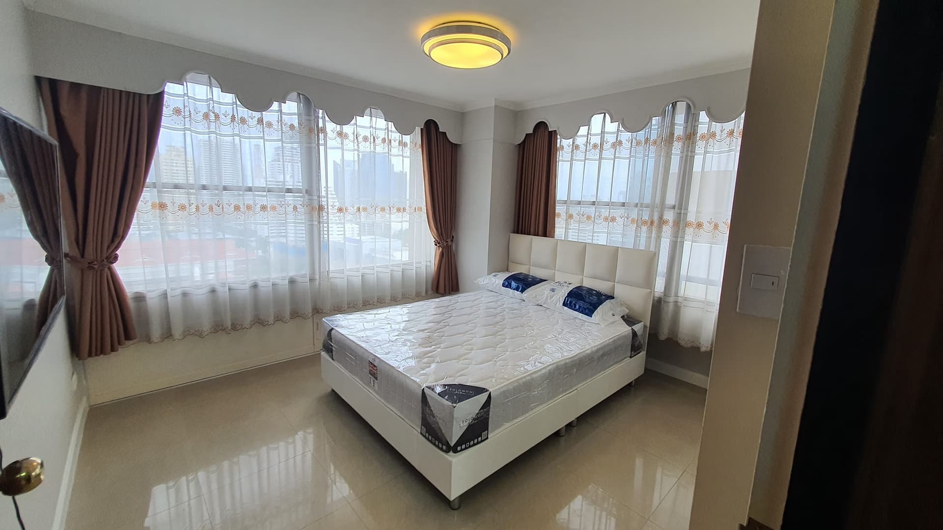 3 Bed Condo for Rent and Sale in Watthana - Image 10