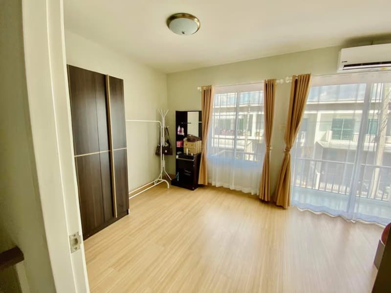 3 Bed Townhouse for Rent in Saraphi