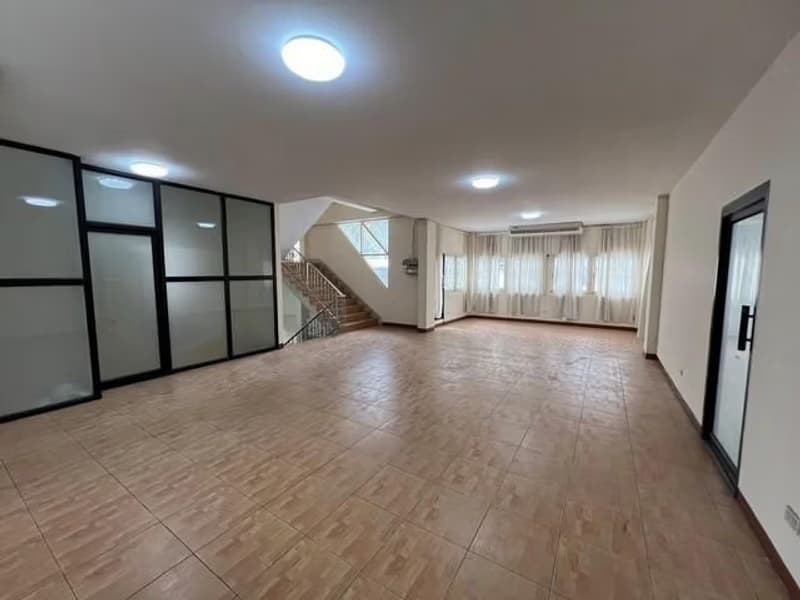 4 Bed House for Rent in Sathon