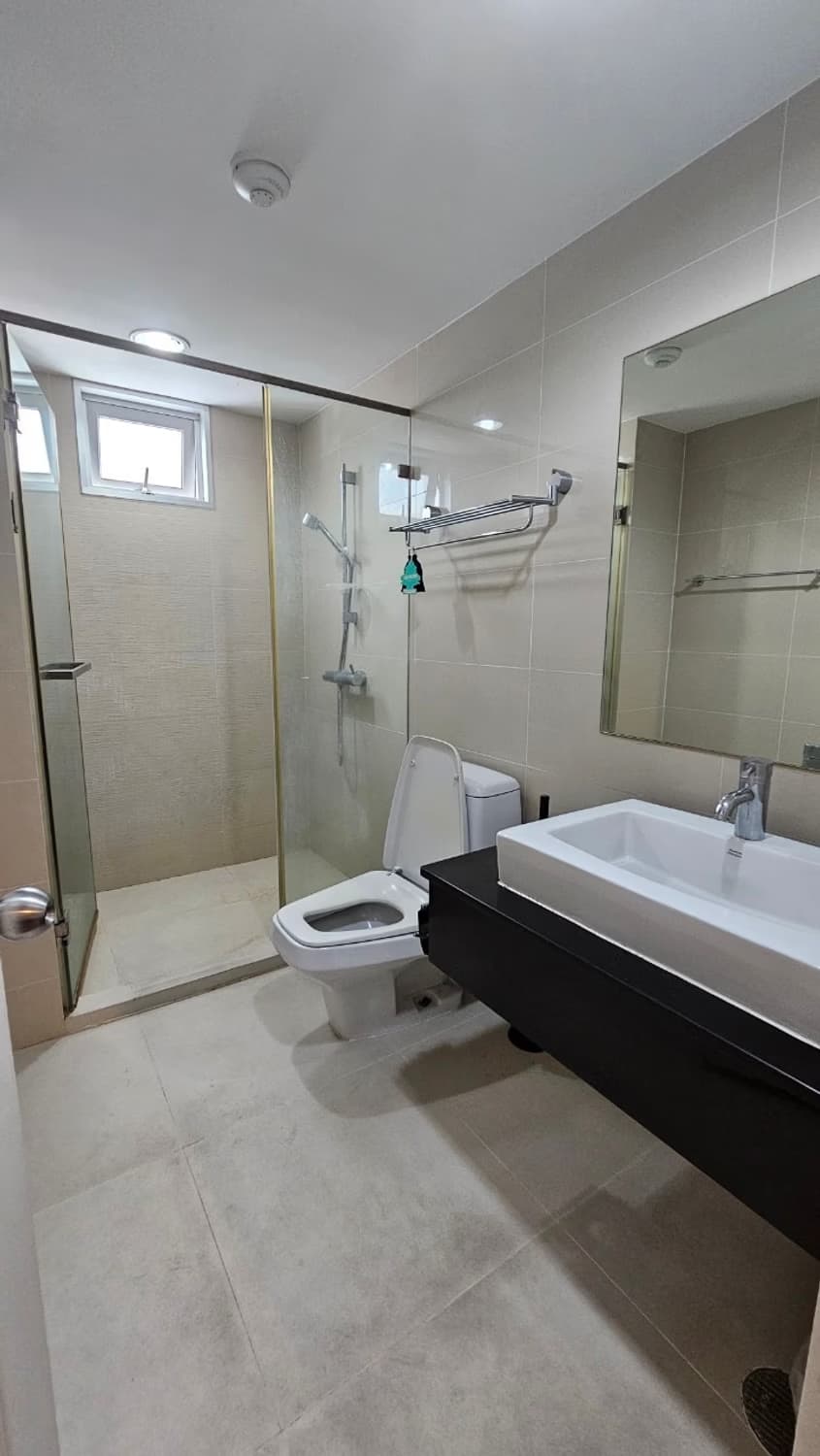 2 Bed Condo for Rent in Huai Khwang - Image 7