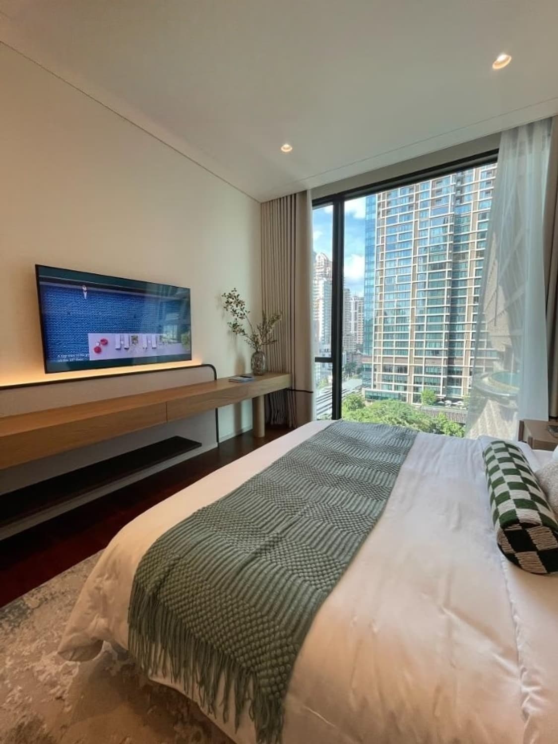 2 Bed Condo for Sale in Pathum Wan - Image 2