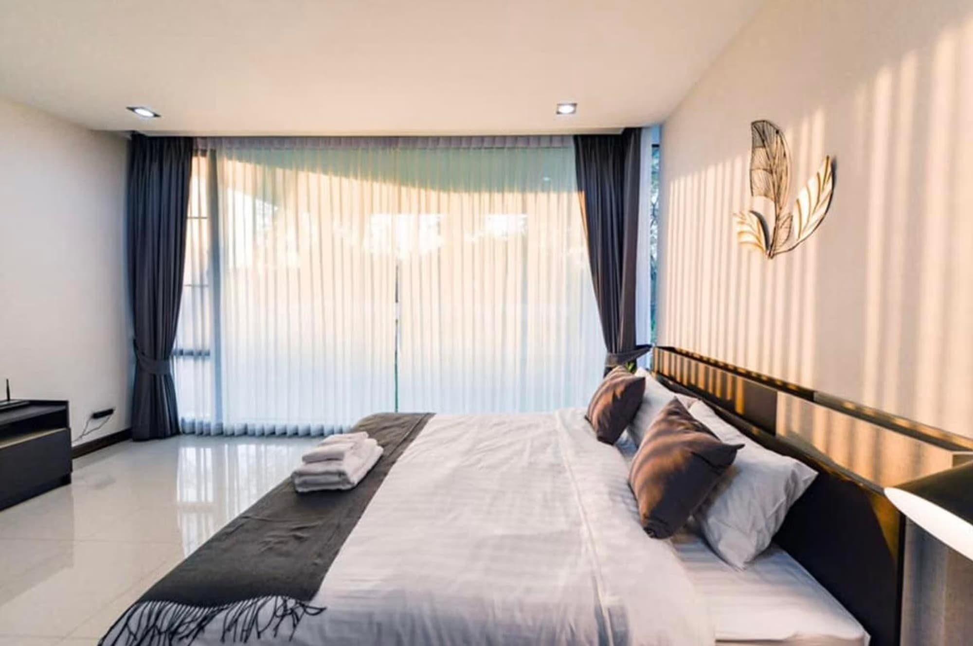 6 Bedroom House - Image 9