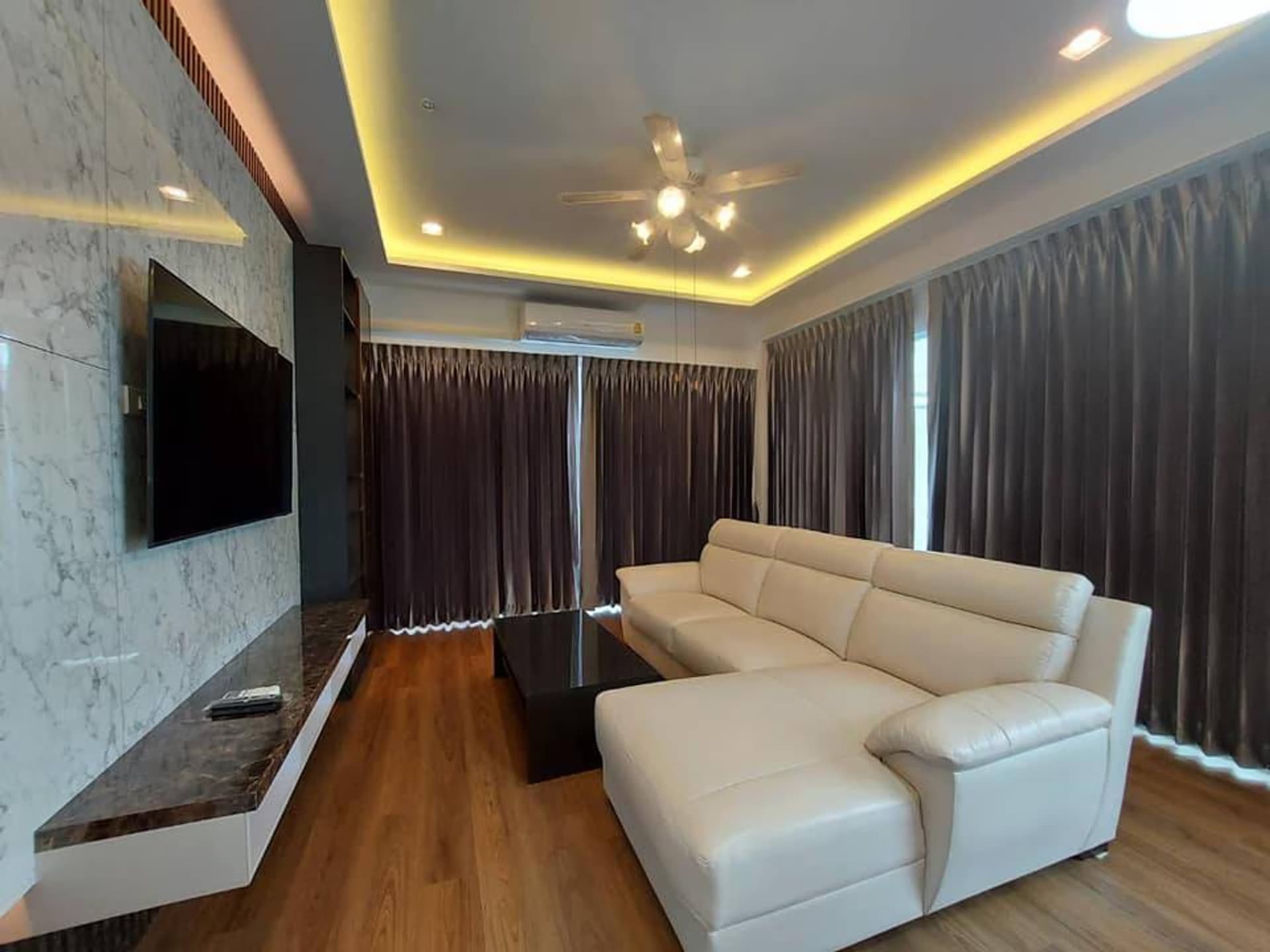 Pool villa house for rent in a frame - Image 12