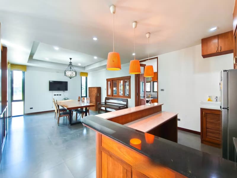 7 Bed House for Rent in Saraphi District