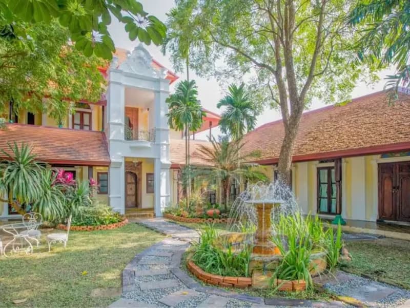 6 Bedroom House