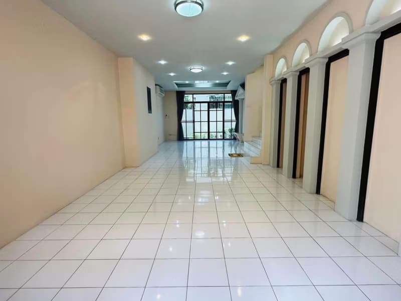3 Bed Townhouse for Rent in Watthana