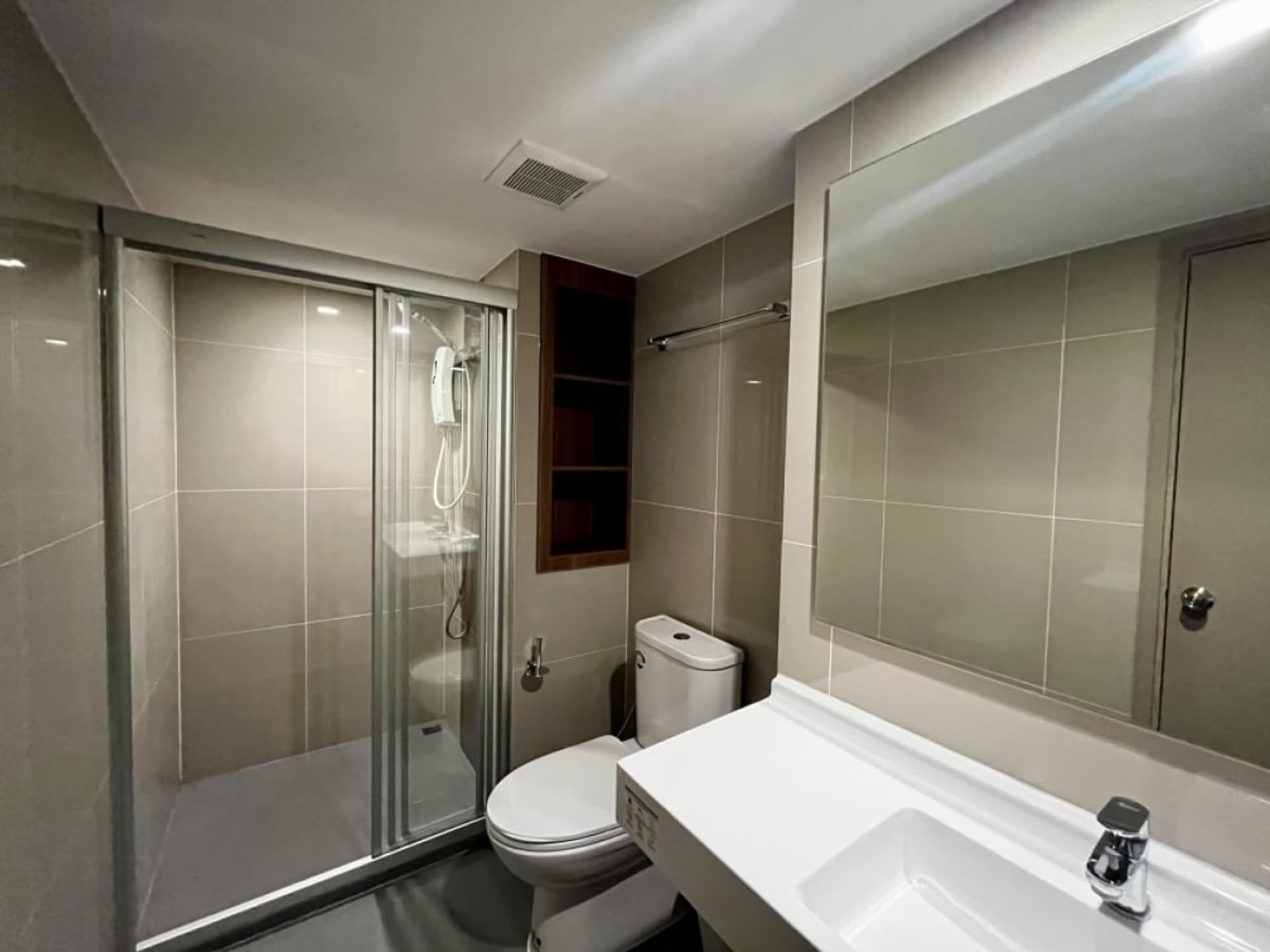 2 Bed Condo for Rent in Huai Khwang - Image 13