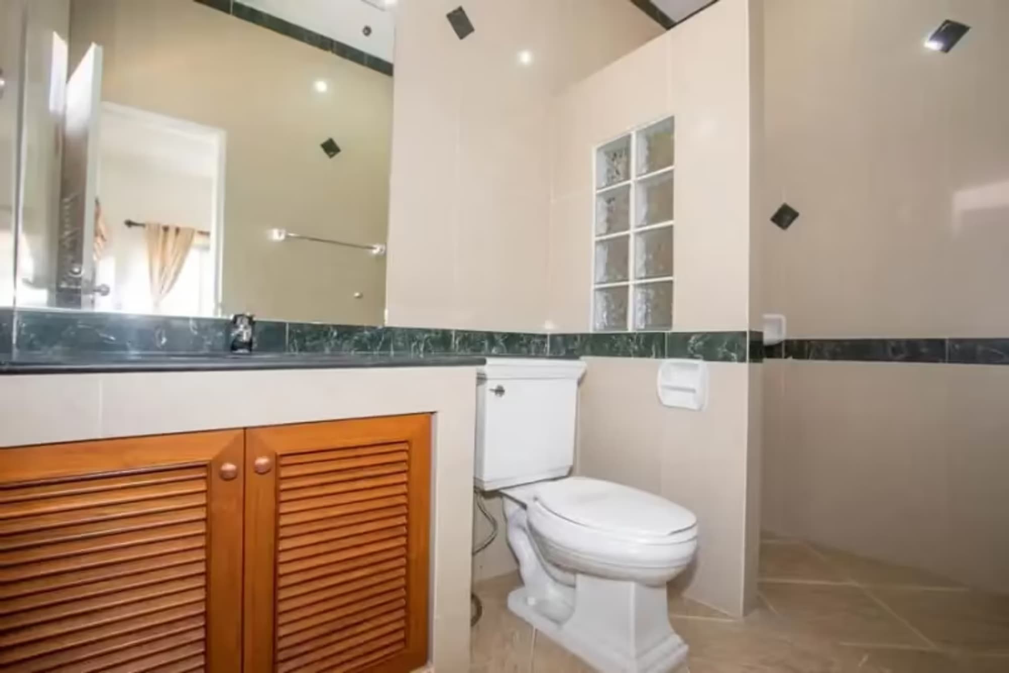 4 Bedroom House - Image 4