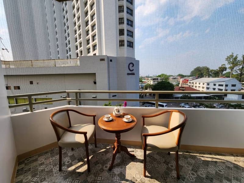 Condo for Sale at Riverside Condo