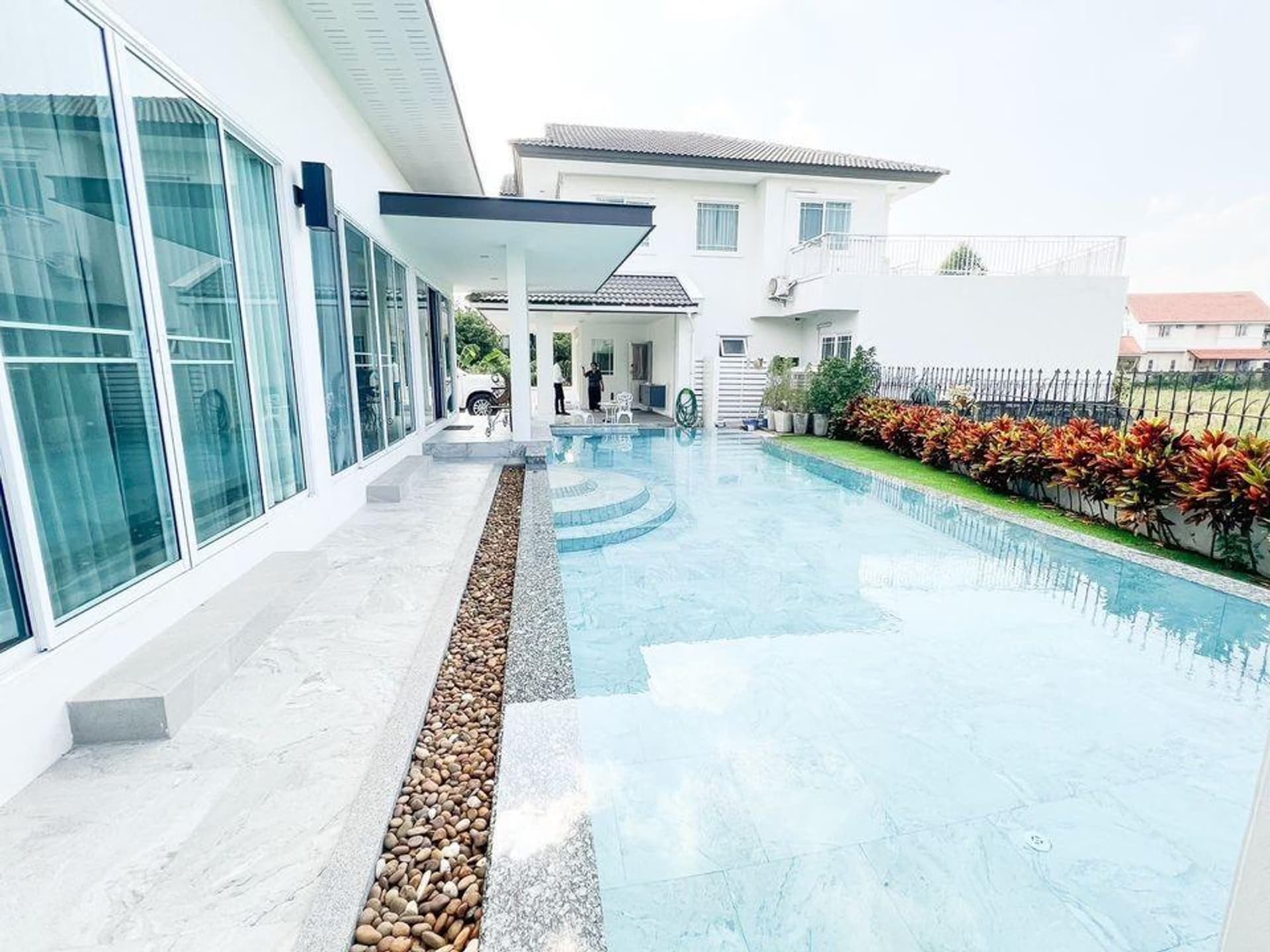 Pool villa house for rent in a frame - Image 1