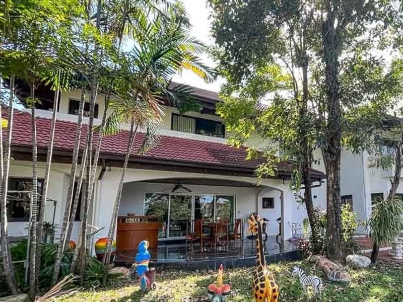 6 Bedroom House