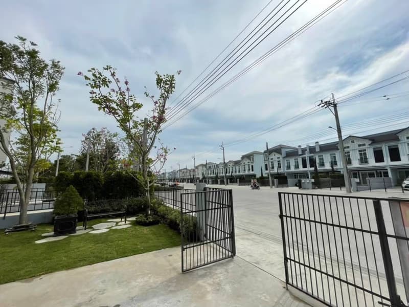 3 Bed Townhouse for Rent in Prawet