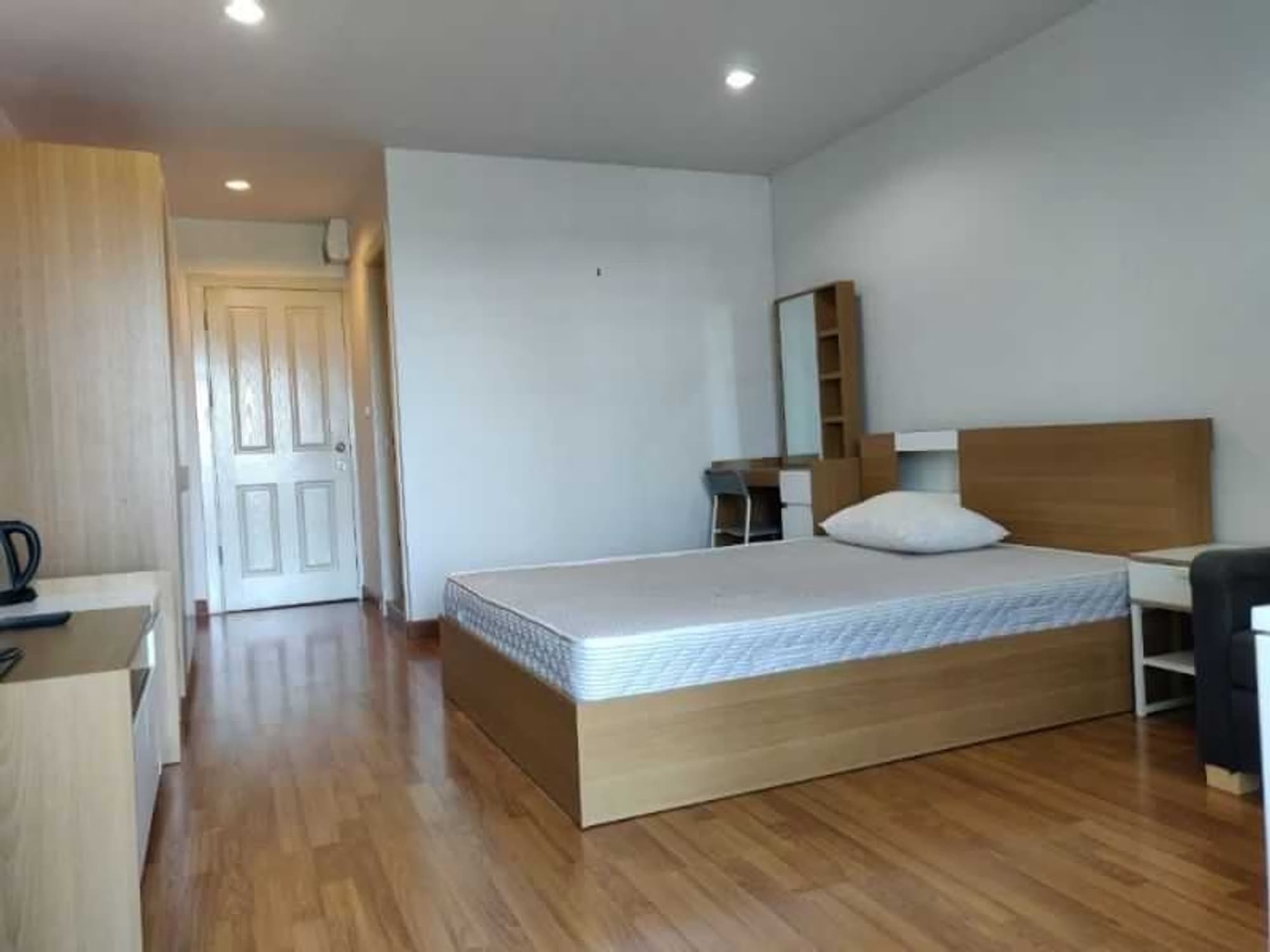 Condo for Rent at Regent Home 22 - Image 1
