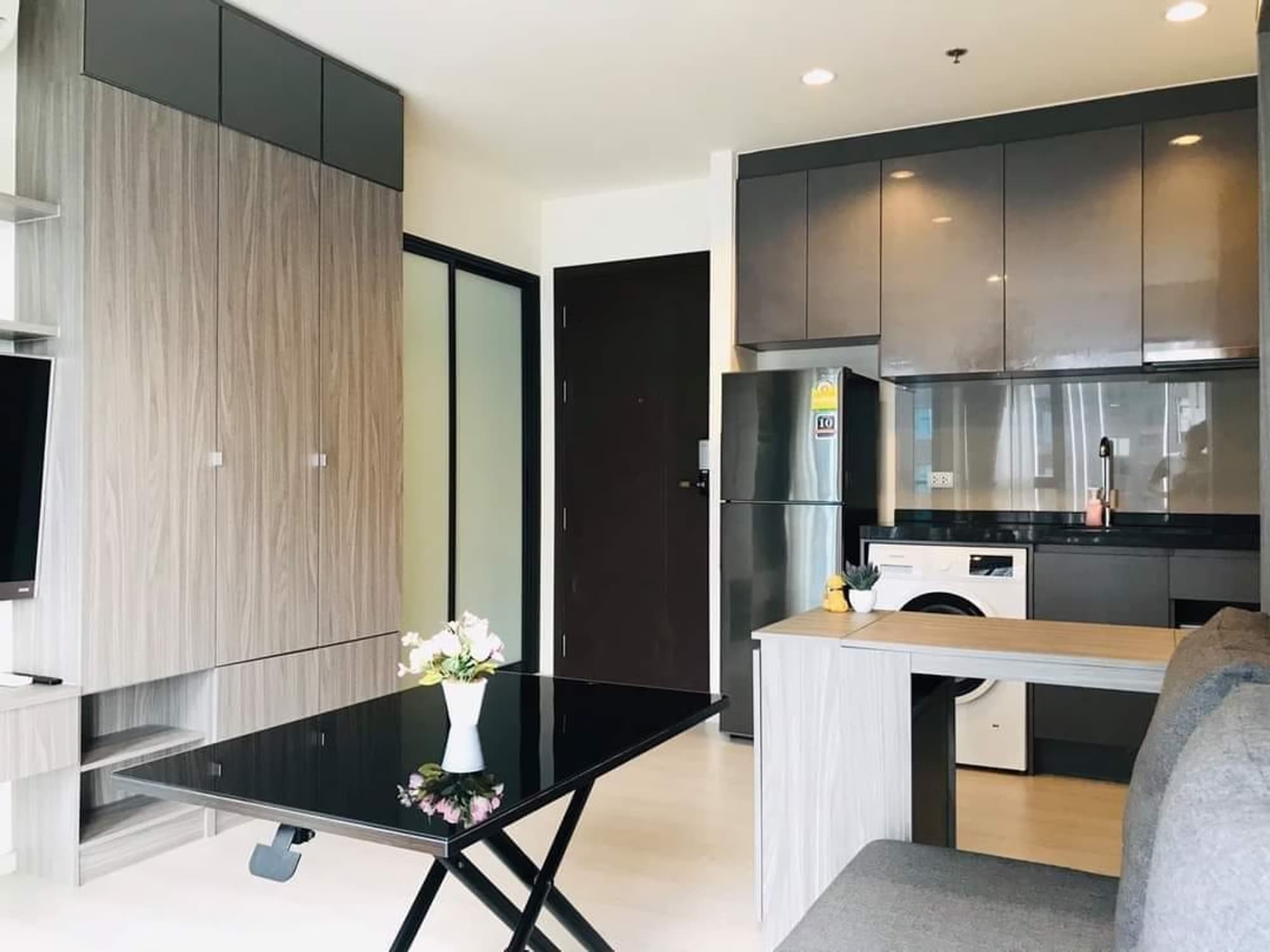 1 ห้องนอน Condo สำหรับ ขายและจำหน่าย ใกล้ Phra Ram 9 MRT - Image 2