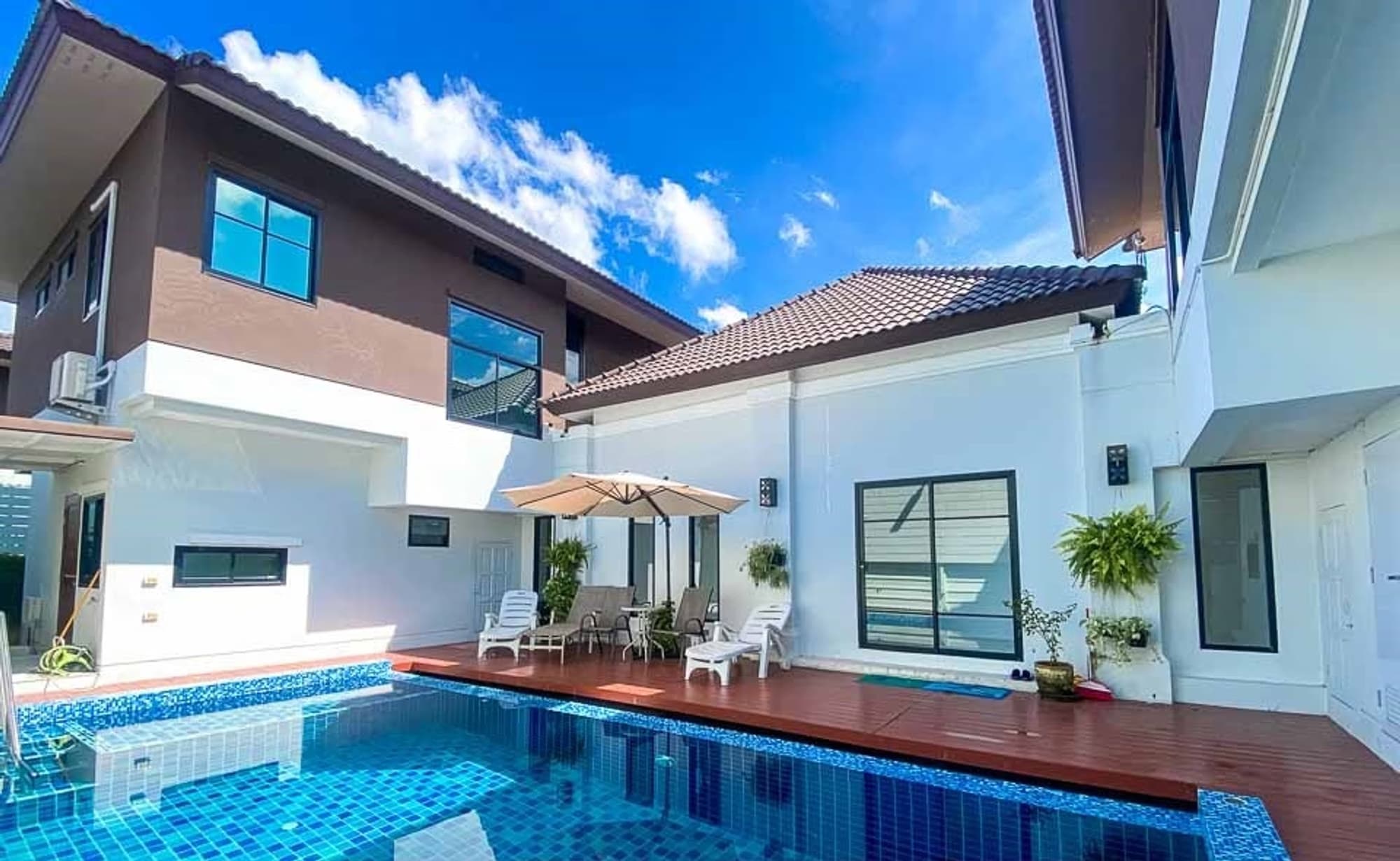 Pool Villa 6 Bedroom House for Rent, Sale in Nong Han - Image 1
