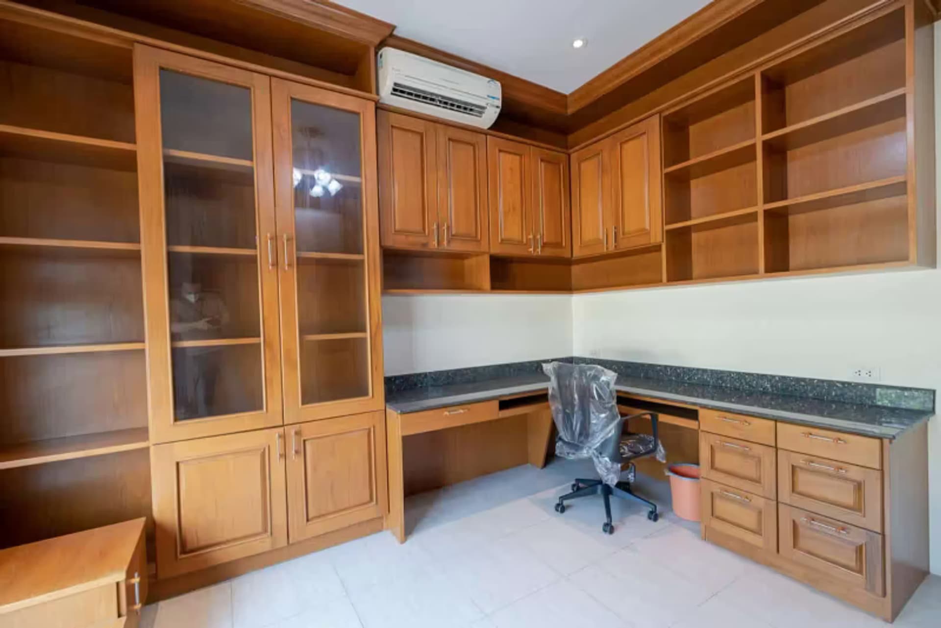 5 Bedroom House - Image 19