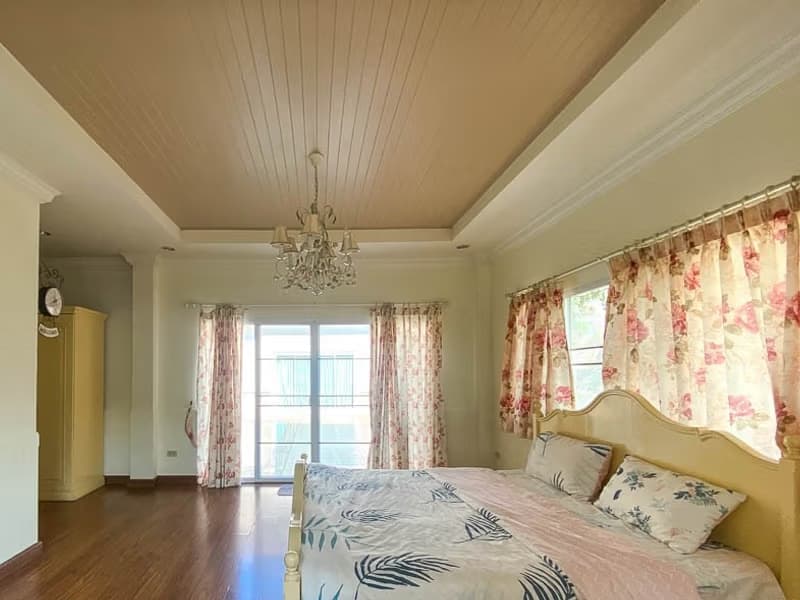 6 Bedroom House