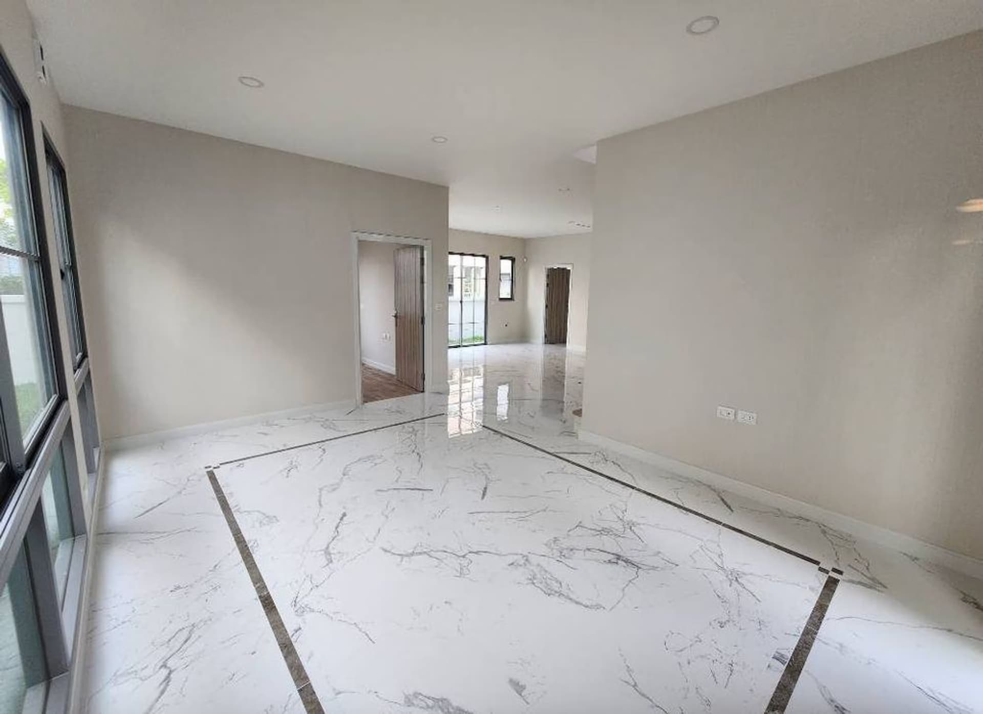 4 Bedroom House - Image 23
