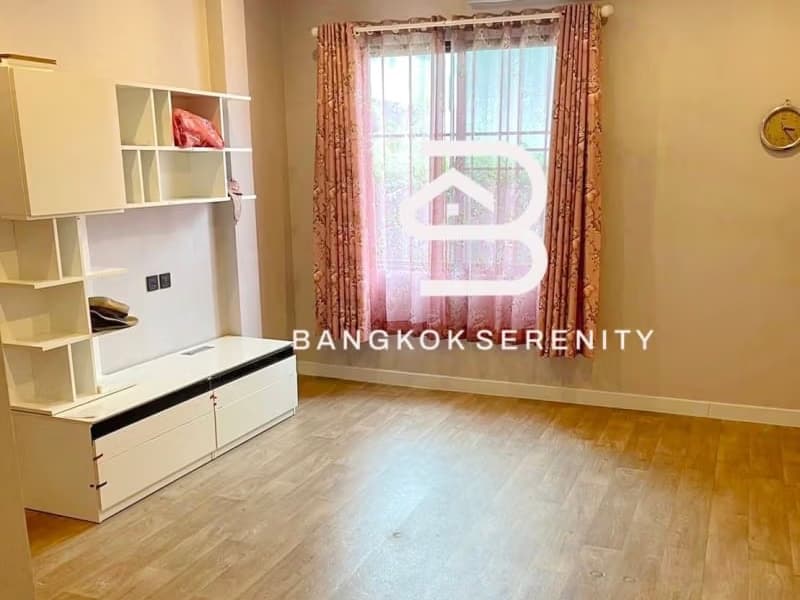 4 Bed House for Rent and Sale in Mueang Samut Prakan