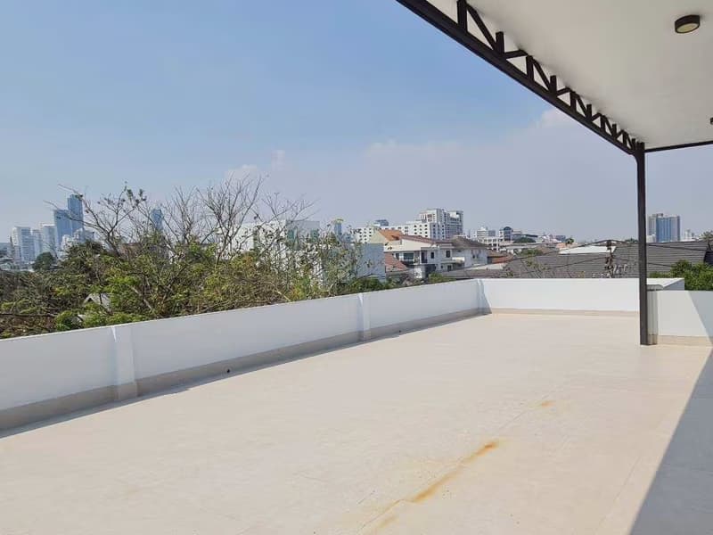 4 Bed House for Rent in Watthana