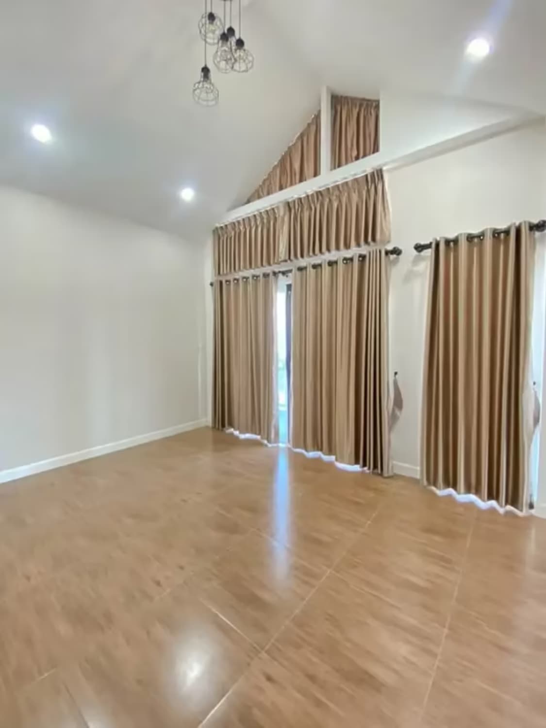 6 Bedroom House - Image 4